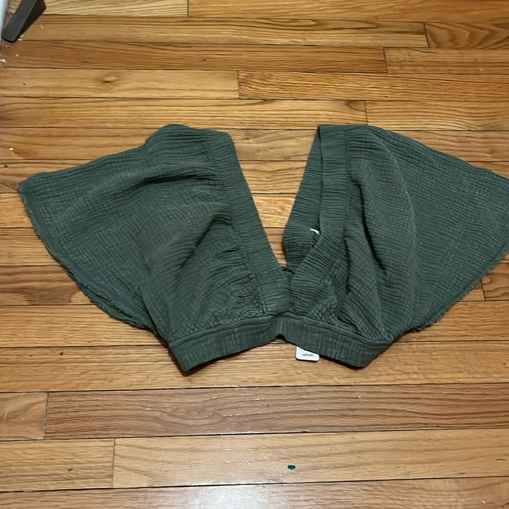 😊 NWT Aerie crop forest green top